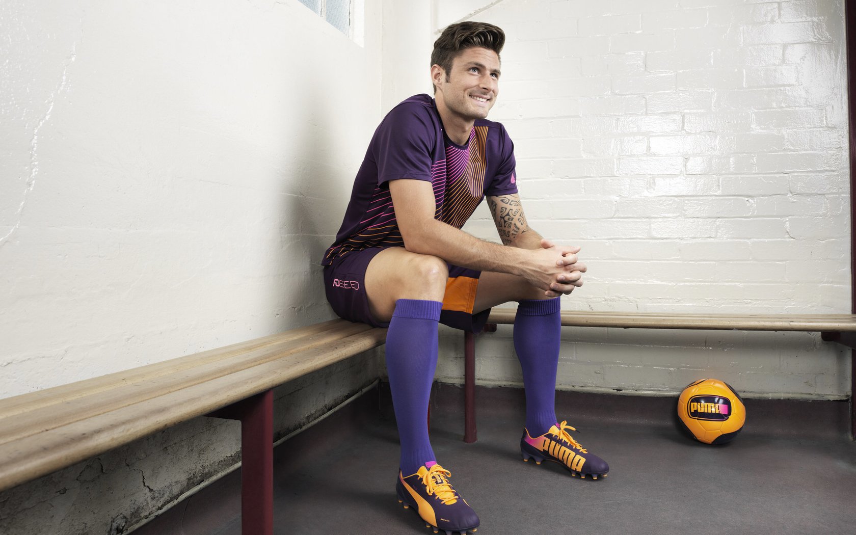 阿坎吉压力下完成爆发，芬兰收割波兰，足球场上的北欧神话与东欧悲歌